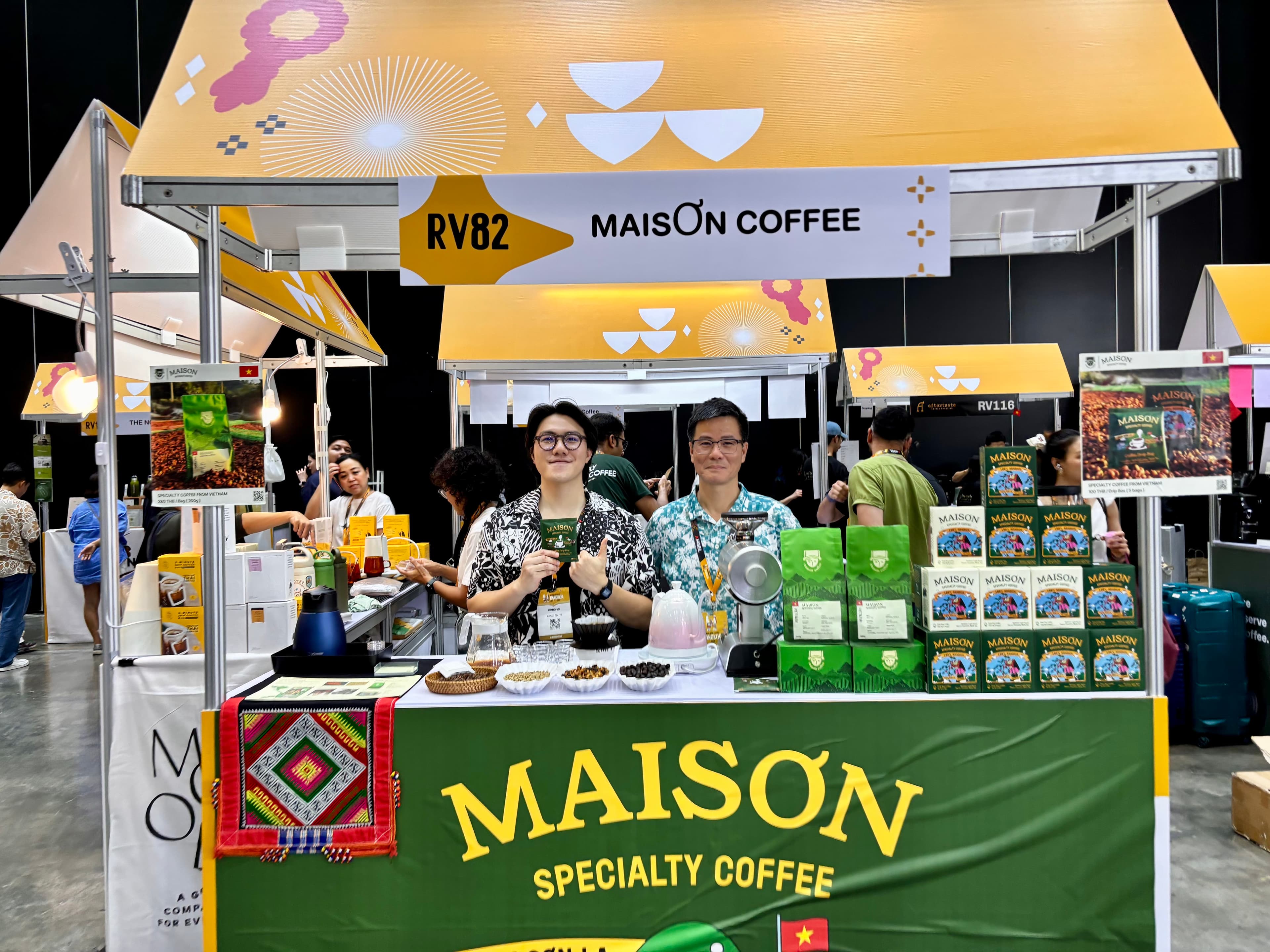 Đội ngũ Maison Coffee tại gian hàng hội chợ quốc tế ở Bangkok